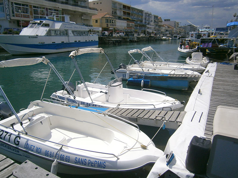 Easy Boat Palavas. Location de bateaux sans permis à Palavas les Flots. Promenade en mer ou sur les canaux. Forfait pêche. Idéal pour les couples et les familles.