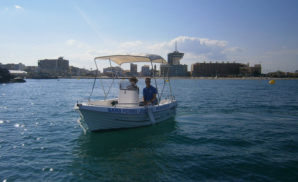 Easy Boat Palavas. Location de bateaux sans permis à Palavas les Flots. Promenade en mer ou sur les canaux. Forfait pêche. Idéal pour les couples et les familles.