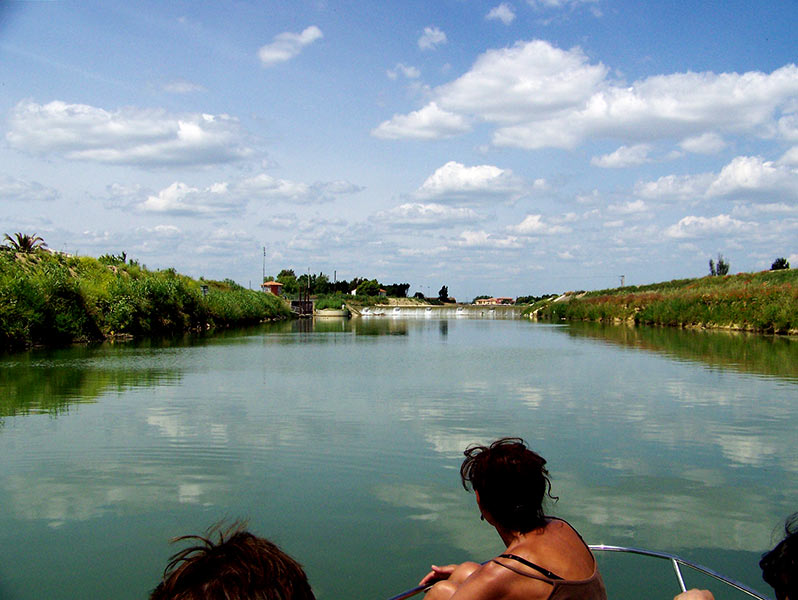 Easy Boat Palavas. Location de bateaux sans permis à Palavas les Flots. Promenade en mer ou sur les canaux. Forfait pêche. Idéal pour les couples et les familles.