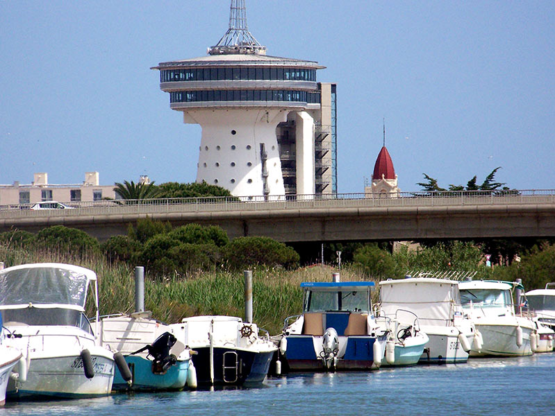 Easy Boat Palavas. Location de bateaux sans permis à Palavas les Flots. Promenade en mer ou sur les canaux. Forfait pêche. Idéal pour les couples et les familles.