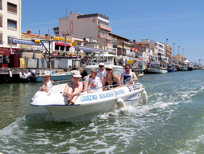 Easy Boat Palavas. Location de bateaux sans permis à Palavas les Flots. Promenade en mer ou sur les canaux. Forfait pêche. Idéal pour les couples et les familles.
